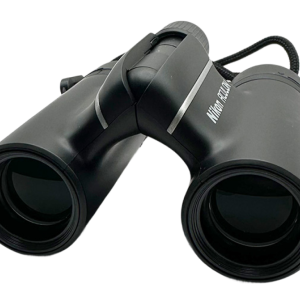 Nikon Aculon T01 kikkert i sort, sett forfra med tydelig optikk og stropper.