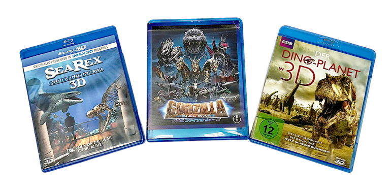 Kolme dinosaurusaiheista Blu-ray-levyä kotiteatteriin mustalla taustalla.