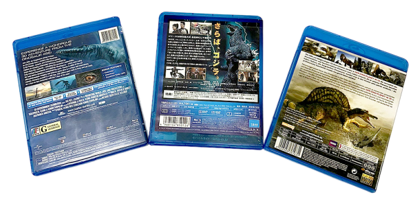 Billig blu ray film med dinosaurtema, bilde viser baksider av tre forskjellige Blu-ray-omslag.