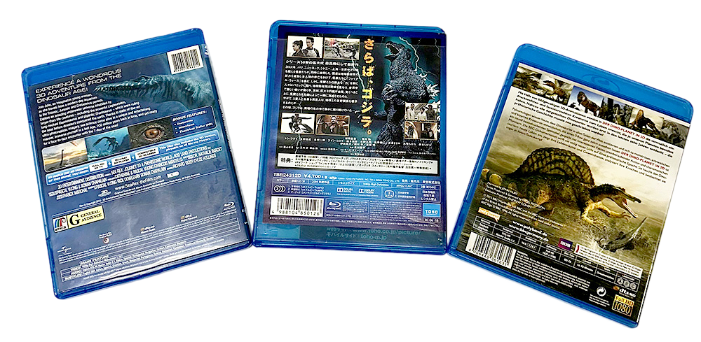 Kolme Dinosaurus Blu-ray -koteloa takaapäin, täydellinen valinta kotiteatteriin.