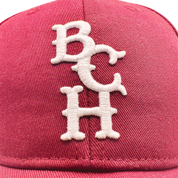 Casquette rouge Bench avec broderie blanche "BCH" sur le devant, idéale pour un style décontracté.