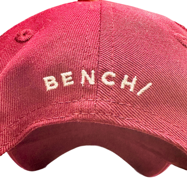 Casquette rouge Bench en coton avec logo brodé, idéale pour un style décontracté et tendance.