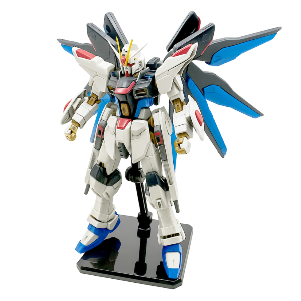 Gundam Strike Freedom actionfigur i stående posisjon med detaljerte vinger på svart base.