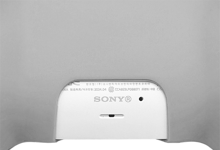 PS5 ohjain Gigantti – Sony DualSense -ohjaimen pohjan yksityiskohta tuotesivulla