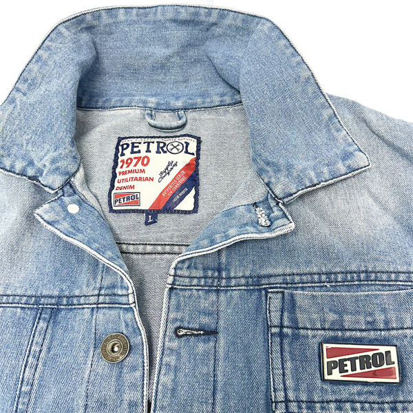 Herren Jeansjacke von Petrol in hellblauem Denim mit Logo-Details, modische herr jacke für den Alltag