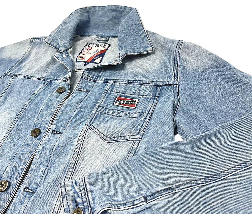 Petrol Denim-takki katumuotiin, vaalea farkkutakki rintataskulla ja logolla tuotteen tuotesivulla.