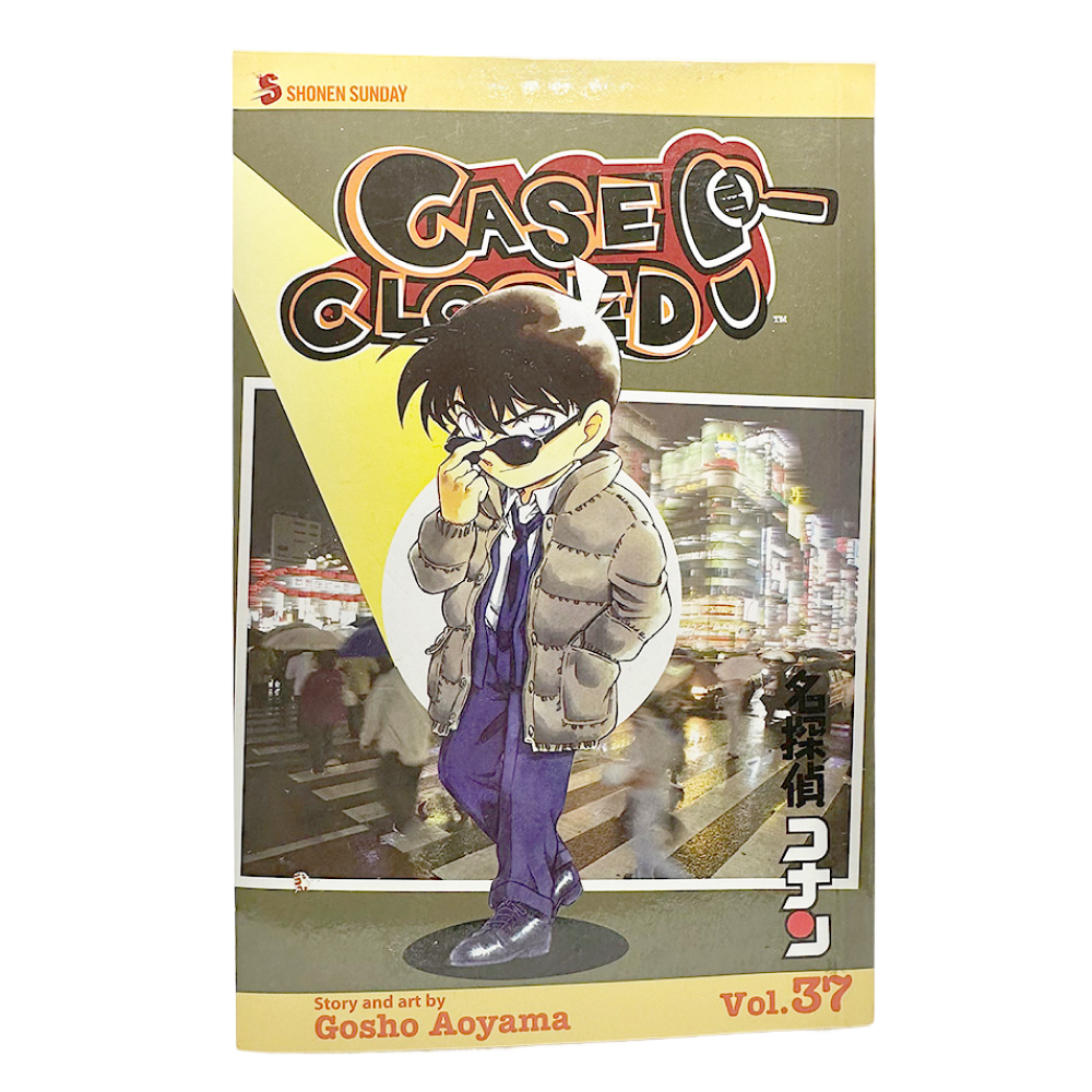 Detective Conan Osa 37 anime manga -kansi, jossa päähenkilö seisoo kaupunkitaustaa vasten.