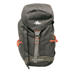 Sort Quechua Arpenaz ryggsekk med lokk, grå stropp og oransje detaljer, vist forfra mot hvit bakgrunn.