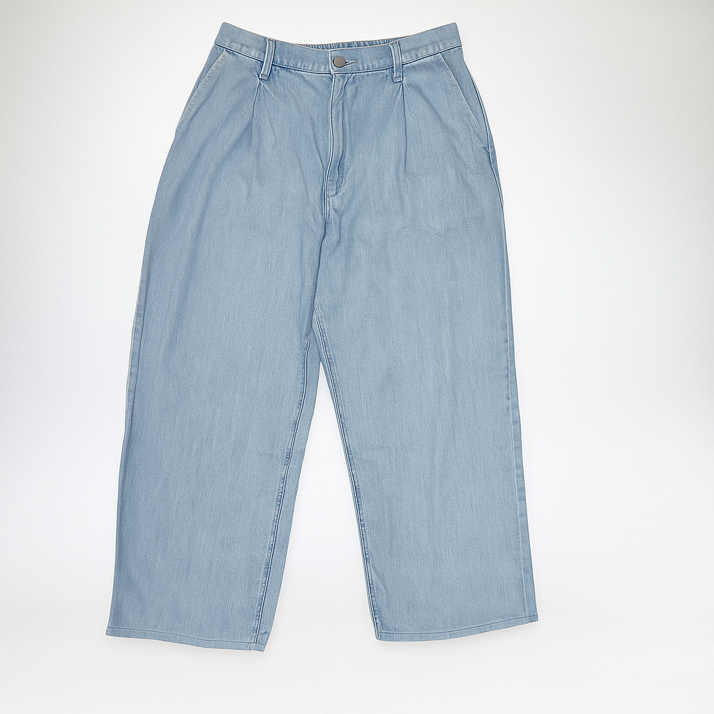 Seluar longgar wanita Uniqlo warna biru muda, potongan lurus, sesuai untuk gaya kasual.