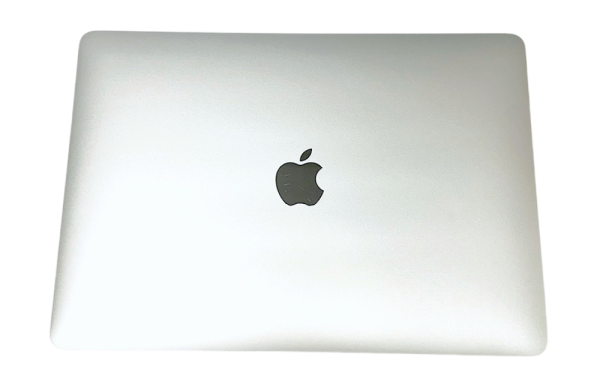 Apple MacBook Air fermé, affichant le logo apple. Ordinateur portable élégant pour une performance optimale