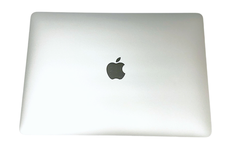 Suljettu hopeanvärinen Computer Mac Air kannettava tietokone, jossa Applen logo keskellä kantta.