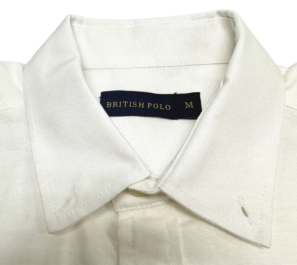 Weißes British Polo Kurzarmhemd für Herren, Nahaufnahme des Kragens. Polo Shirt Herren kaufen.