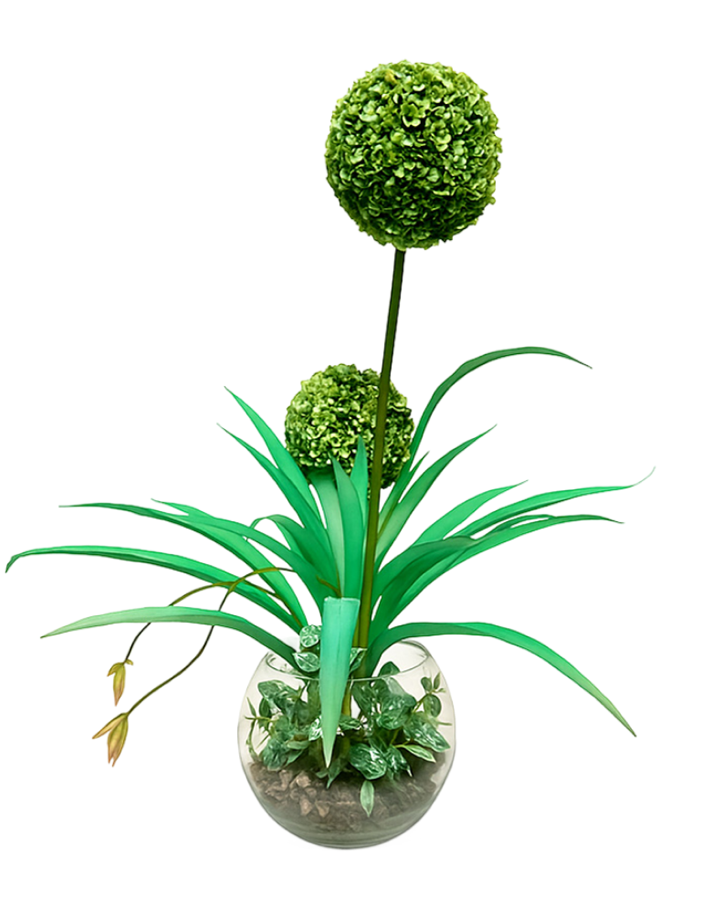 Objet décoratif : arrangement topiaire artificiel en forme de boule verte dans un pot transparent.