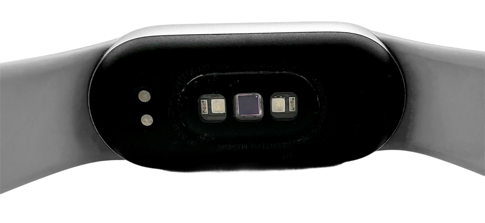 Xiaomi Smart Band 9 - hyvinvointiteknologiaa, älykellon tunnistimet ja tuntotoiminto tuotteen pohjassa.