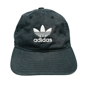 Svart Adidas Originals caps med hvit logo og brodert "adidas" på fremsiden, vist forfra.