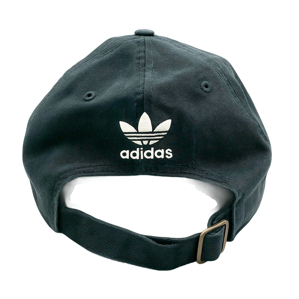Adidas Originals šilterica crne boje, stražnji dio s kopčom i bijelim Adidas logotipom.