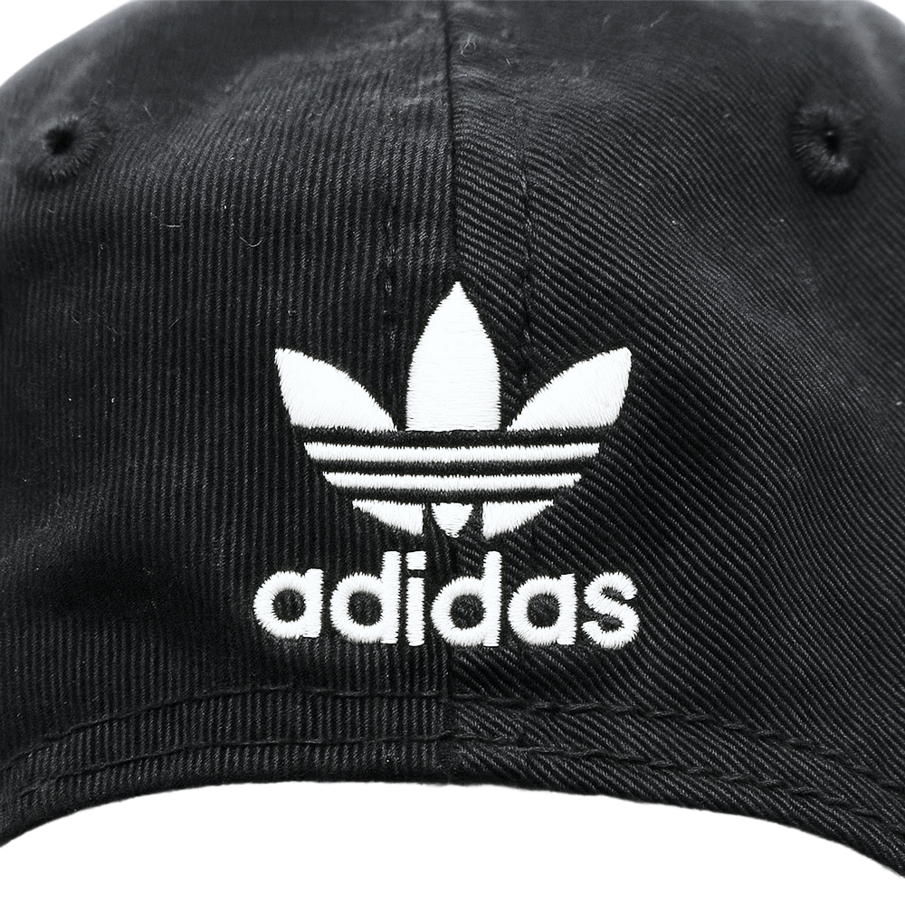 Crna Adidas Originals šilterica s bijelim logotipom i natpisom "adidas" sprijeda.