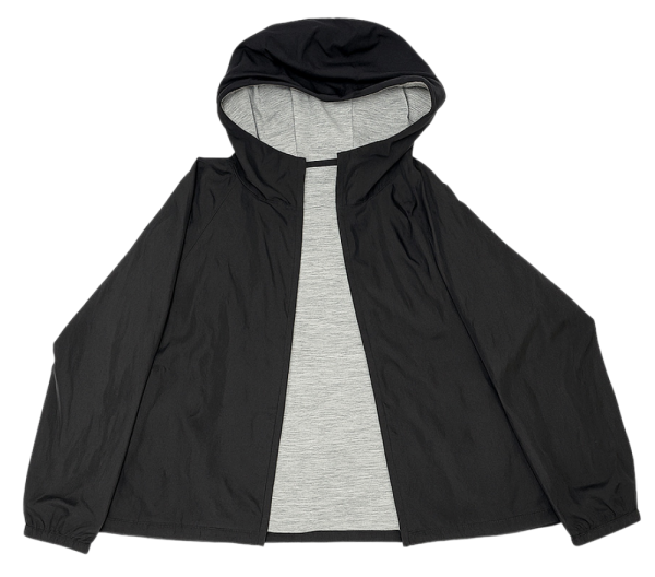 Uniqlo reverzibilna parka s kapuljačom, crna izvana i svijetlosiva iznutra, prikazana raširena.