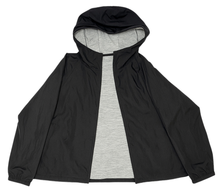 Uniqlo reverzibilna parka s kapuljačom, crna izvana i svijetlosiva iznutra, prikazana raširena.