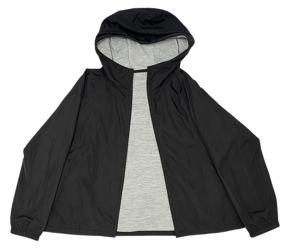 Uniqlo reverzibilna parka s kapuljačom, crna izvana i svijetlosiva iznutra, prikazana raširena.