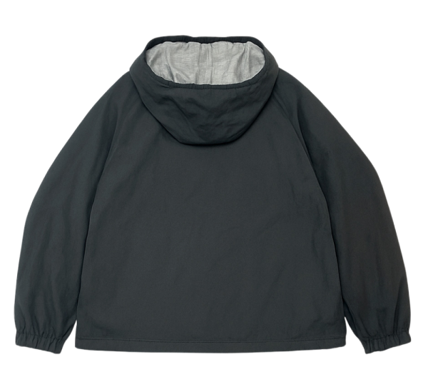 Crna Uniqlo reverzibilna parka s kapuljačom, prikazana sa stražnje strane, na bijeloj podlozi.
