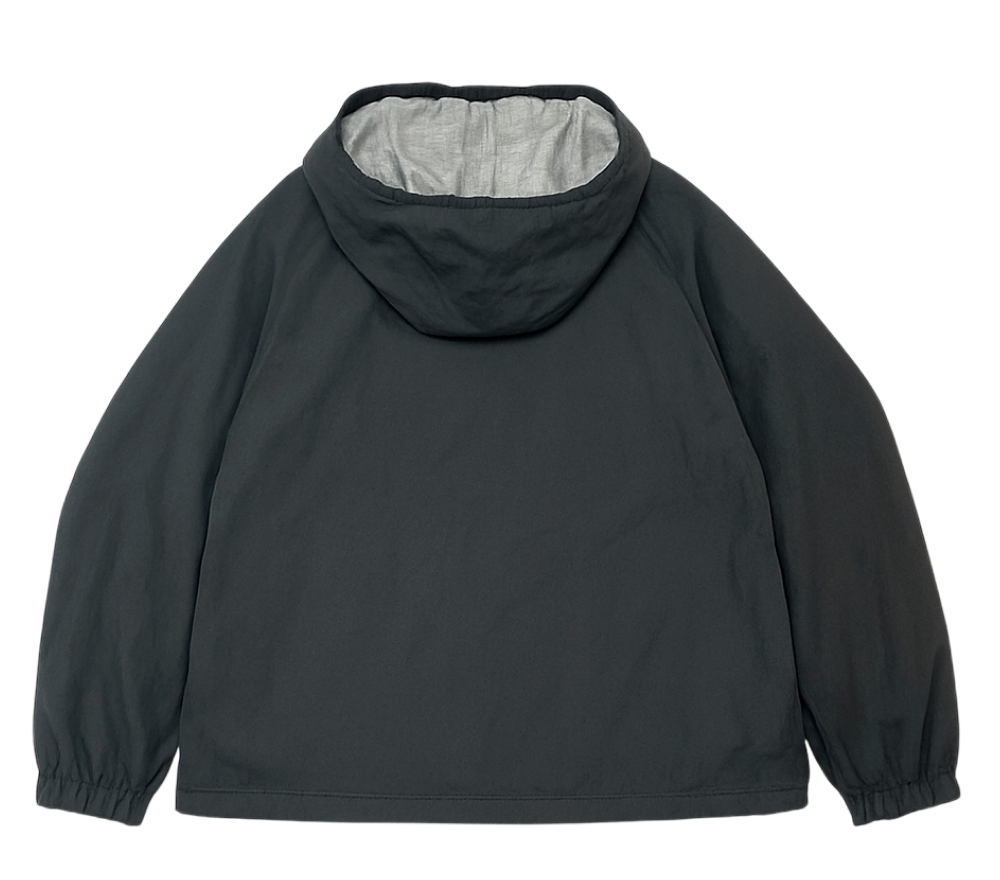 Crna Uniqlo reverzibilna parka s kapuljačom, prikazana sa stražnje strane, na bijeloj podlozi.