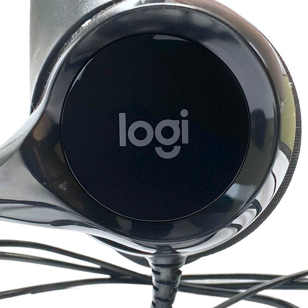 Logitech H390 usb headset, lähikuva kuulokkeesta ja logosta tuotesivulla.