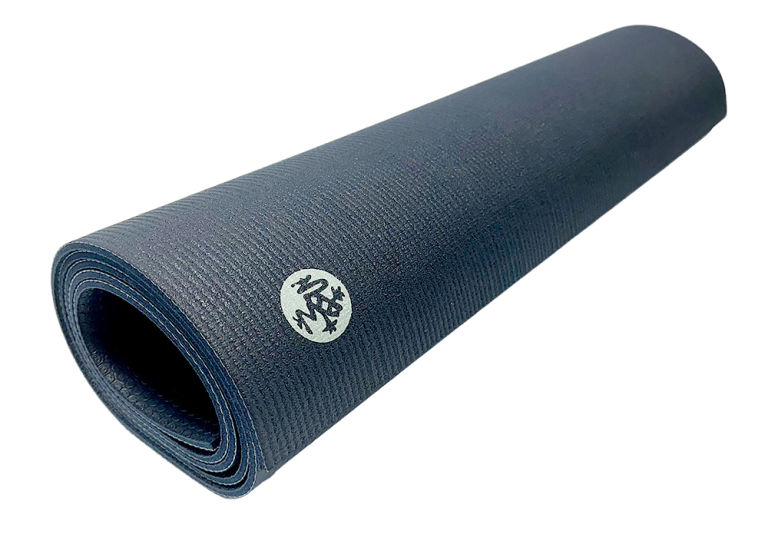 Manduka PROlite prostirka za vježbanje tamne boje, namotana i spremna za korištenje.