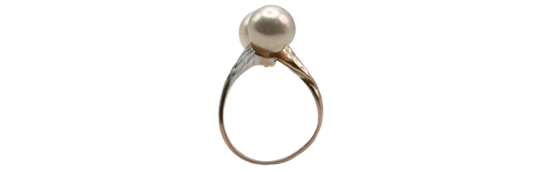 Guldfärgad ring med pärla – elegant smycke för kvinnor, perfekt till fest eller vardag.
