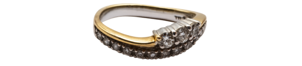 Hvitt gull diamantring med flere diamanter, elegant smykke for spesielle anledninger.