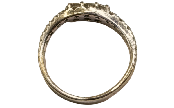 Hvitt gull diamantring sett fra siden, elegant smykke for spesielle anledninger.