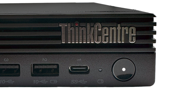 Vue rapprochée du logo ThinkCentre sur le PC de bureau Lenovo ThinkCentre M70q Gen 5.