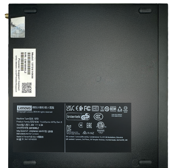Vue du dessous d'un Lenovo ThinkCentre M70q Gen 5 avec étiquettes techniques et logo thinkcentre apparents.