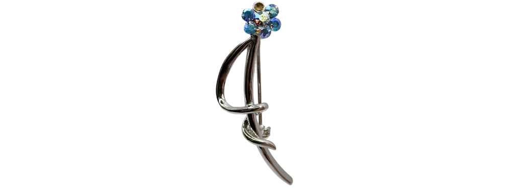 Broche vêtement en forme de fleur, ornée de cristaux bleus et argentés, accessoire élégant pour tenues.