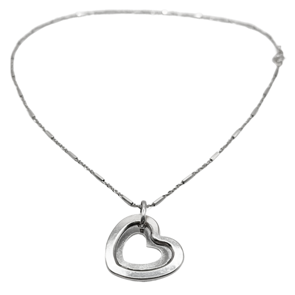 Collar de joyas con colgante en forma de corazón, ideal para un estilo elegante y romántico.