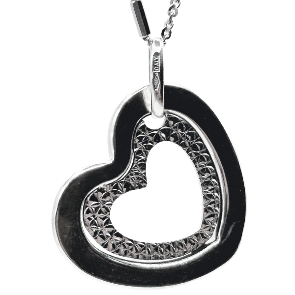 Collar con colgante de corazón en plata, diseño elegante y moderno. Joya ideal para regalar o lucir a diario.