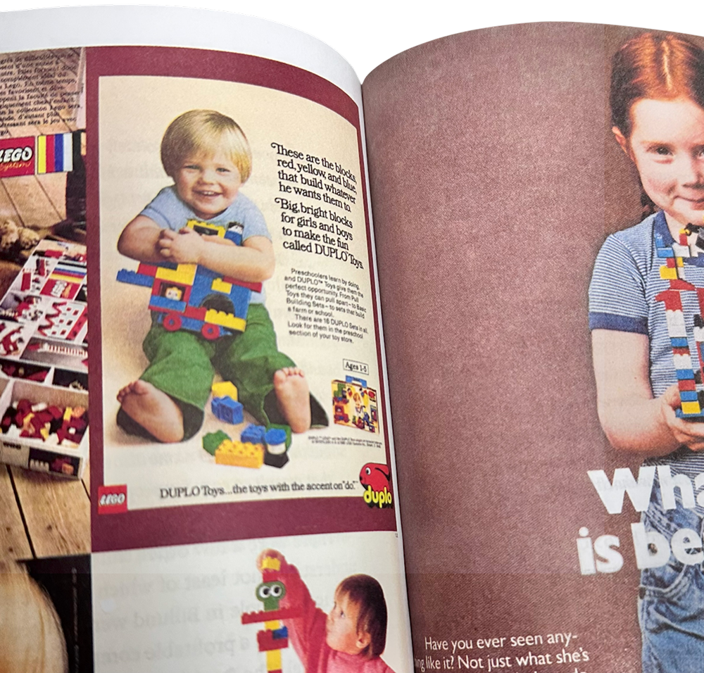 Aukeama tietokirjasta The LEGO Story, jossa lapsia leikkii LEGO- ja DUPLO-palikoilla.