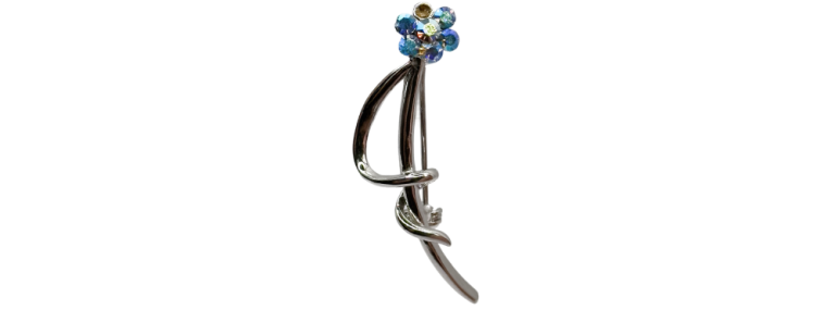 Virágmintás kristály bross ezüstszínű fémmel és kék kövekkel, elegáns ékszer női viselethez.