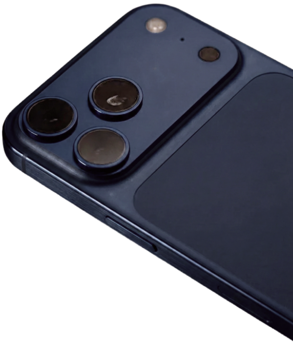 iPhone 17 Pro hátlapja, háromkamerás rendszerrel és elegáns kék dizájnnal a termékoldalon.