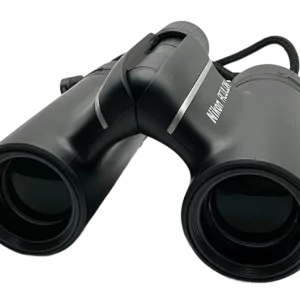 Darubini ya Nikon Aculon T01 rangi nyeusi ikiwa imefunguliwa, inayoonekana mbele.