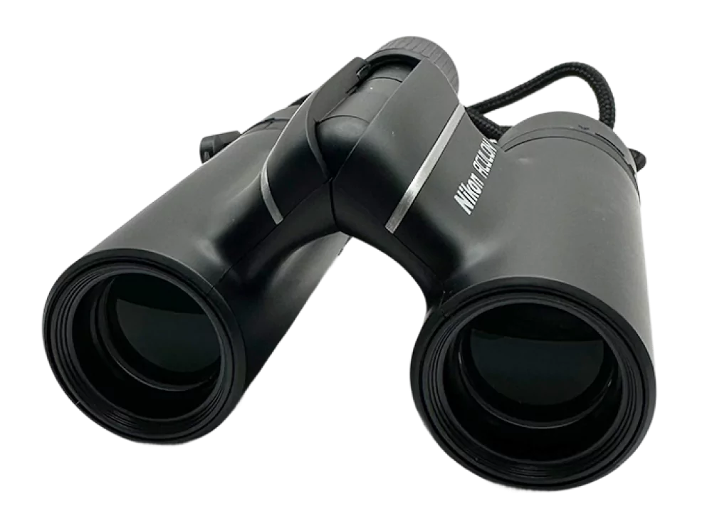Prismáticos Nikon Aculon T01 negros plegables vistos desde el frente, ideales para actividades al aire libre.