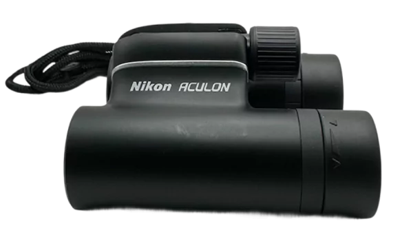 Prismáticos Nikon Aculon T01 negros con correa, mostrados en primer plano para destacar su diseño compacto.