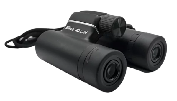 Prismáticos Nikon Aculon T01 negros, compactos y ligeros, ideales para actividades al aire libre.