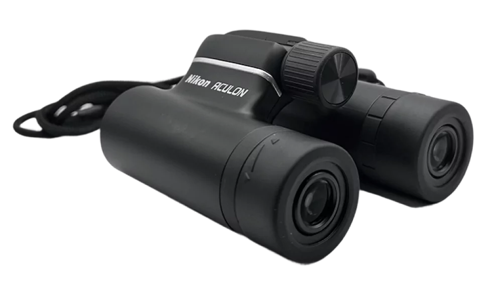 Prismáticos Nikon Aculon T01 negros, compactos y ligeros, ideales para actividades al aire libre.
