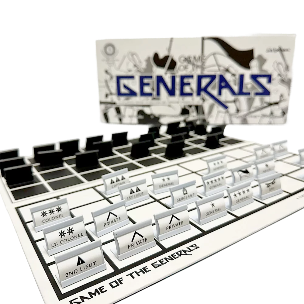 Hracia doska Game of the Generals s figúrkami postavenými na začiatku hry.