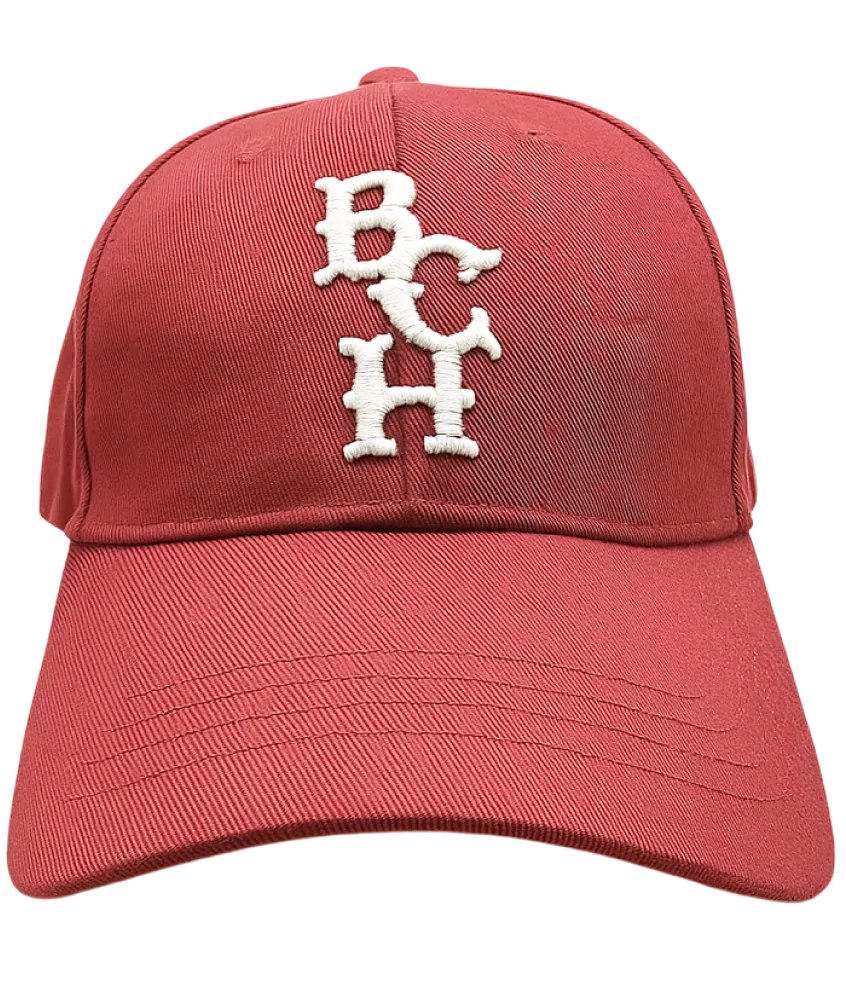 Rød Bench baseballkasket med hvide broderede bogstaver "BCH" på fronten.