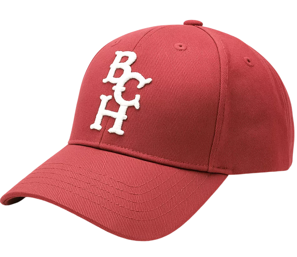 Rød Bench baseballkasket med bøjet skygge og hvidt BCH-logo på fronten.