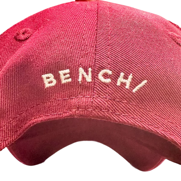Rød Bench baseballkasket med hvidt broderet logo på forsiden.