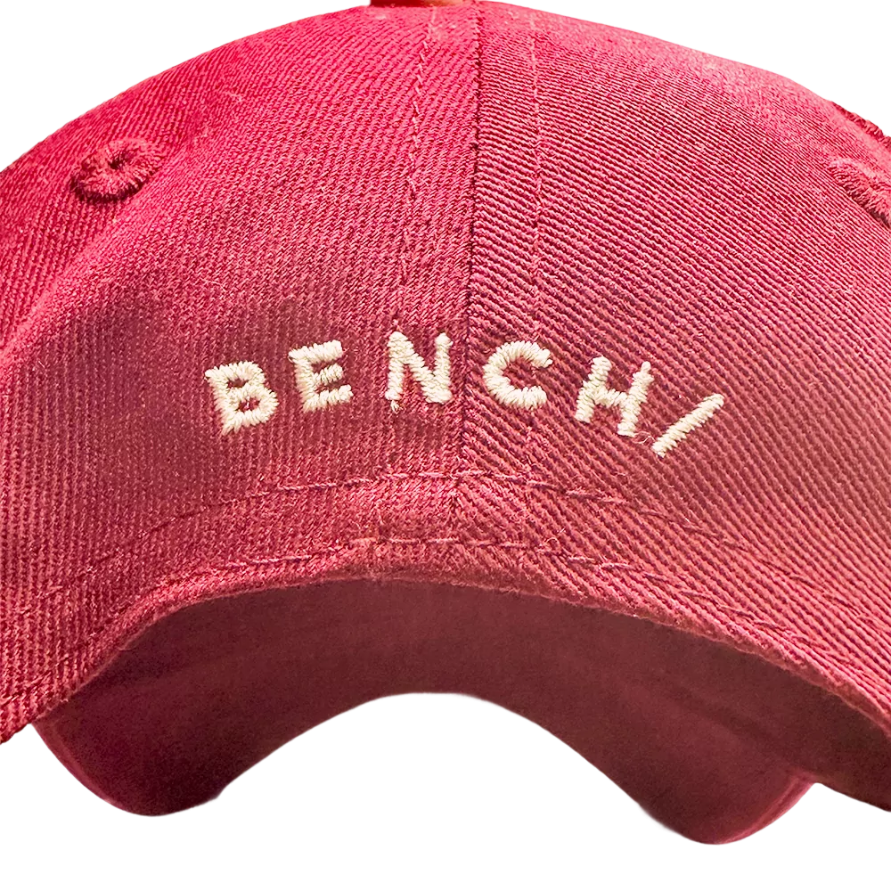Rød Bench baseballkasket med hvidt broderet logo på forsiden.