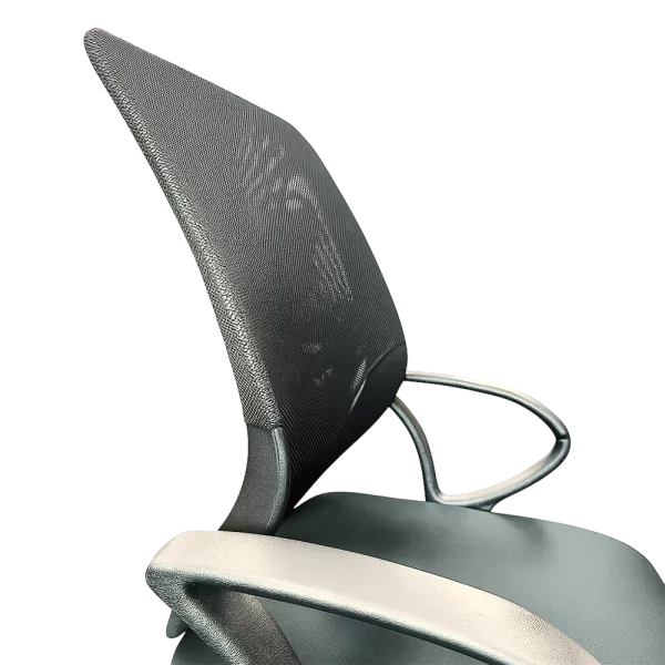 Ergonomski pisalni stol z mrežastim naslonom in kovinskimi rokonasloni, v črni barvi.